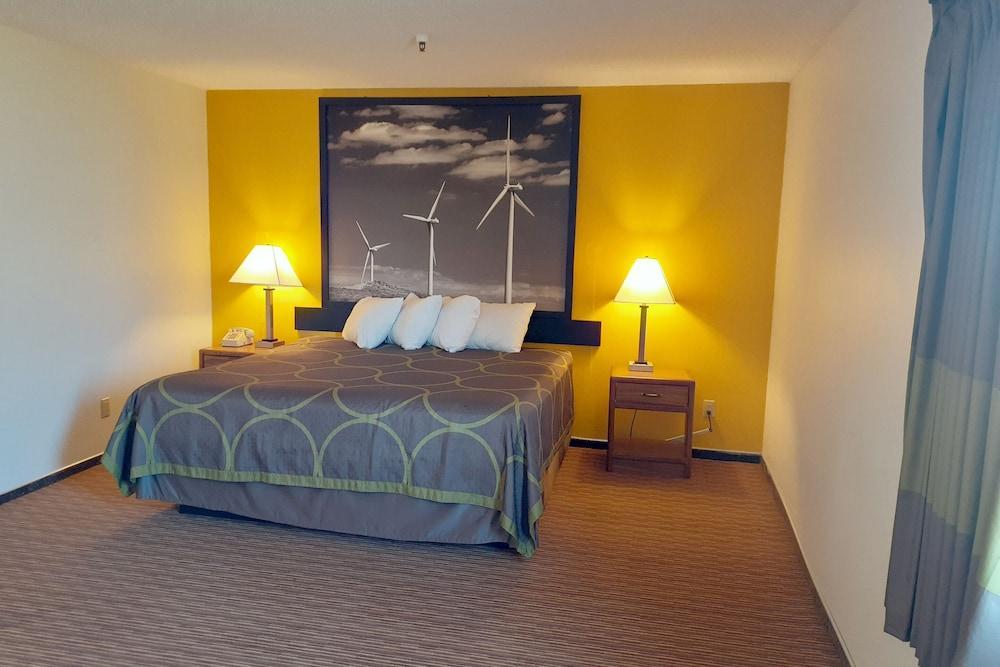 Super 8 By Wyndham Pratt Otel Dış mekan fotoğraf