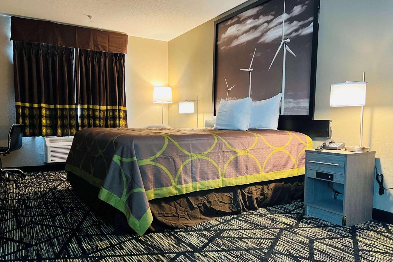 Super 8 By Wyndham Pratt Otel Dış mekan fotoğraf