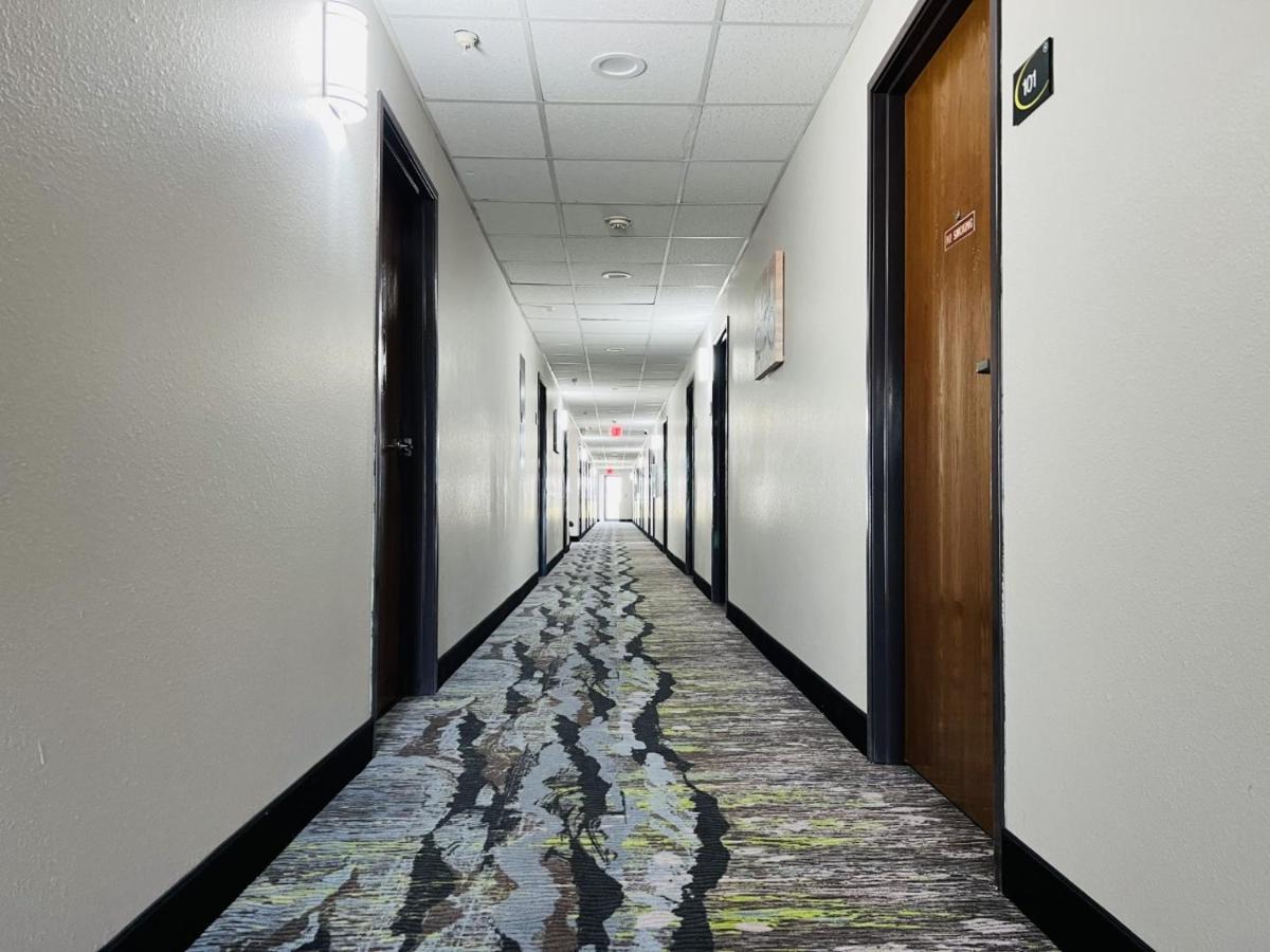 Super 8 By Wyndham Pratt Otel Dış mekan fotoğraf