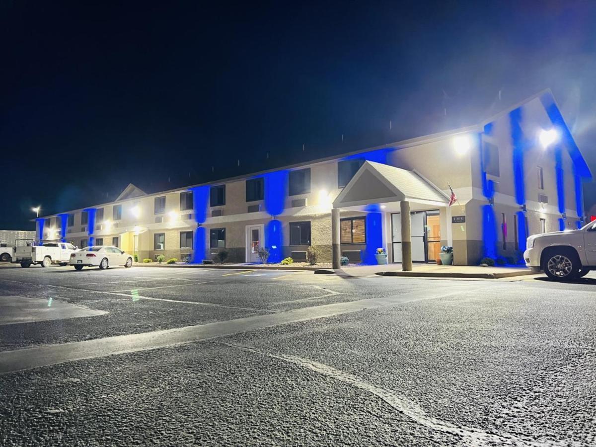 Super 8 By Wyndham Pratt Otel Dış mekan fotoğraf