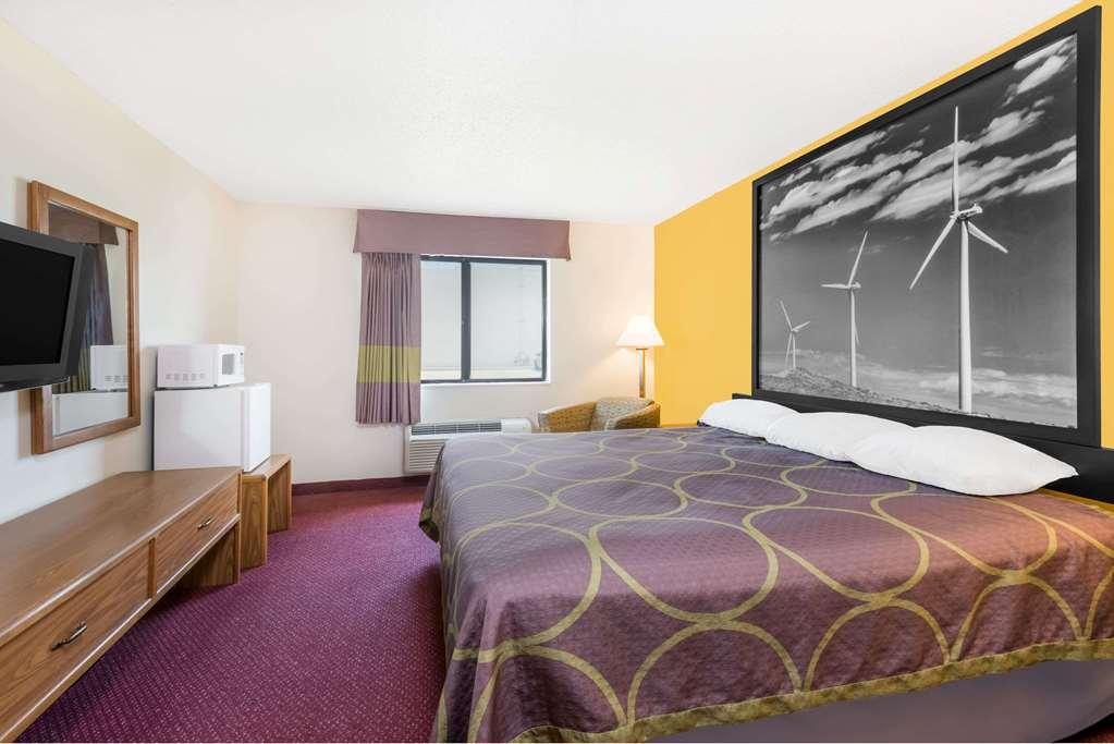 Super 8 By Wyndham Pratt Otel Oda fotoğraf