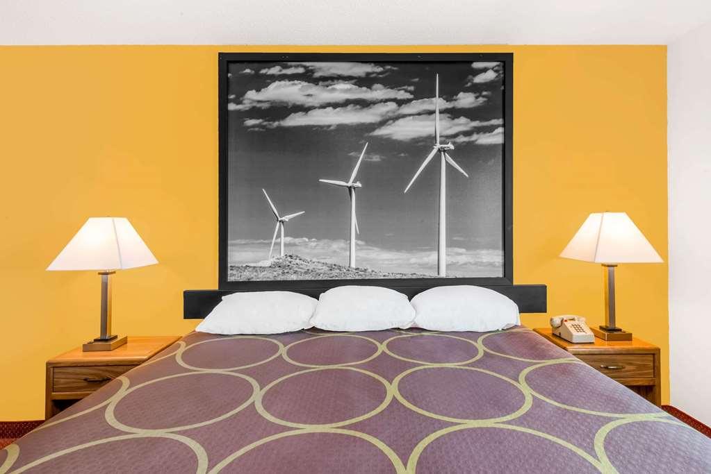 Super 8 By Wyndham Pratt Otel Oda fotoğraf