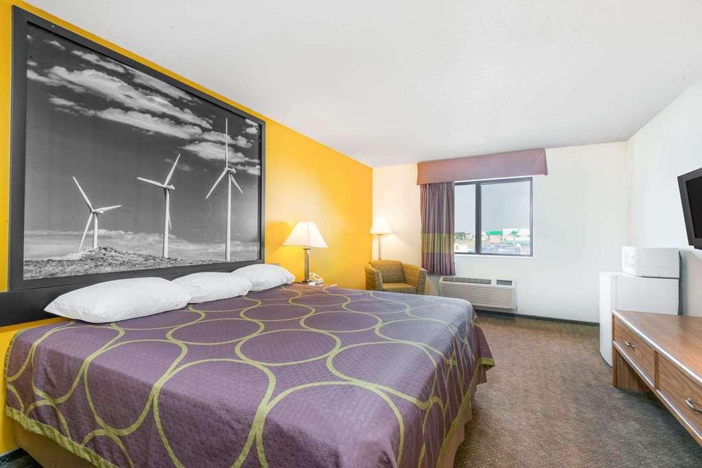Super 8 By Wyndham Pratt Otel Oda fotoğraf
