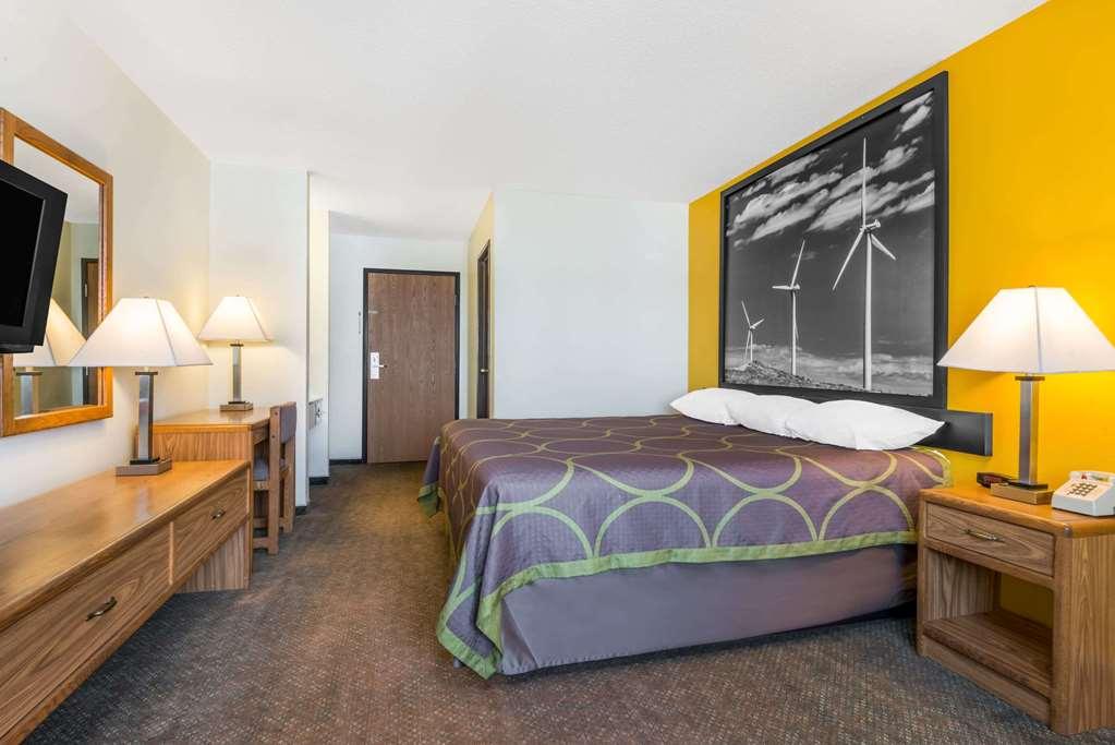 Super 8 By Wyndham Pratt Otel Oda fotoğraf