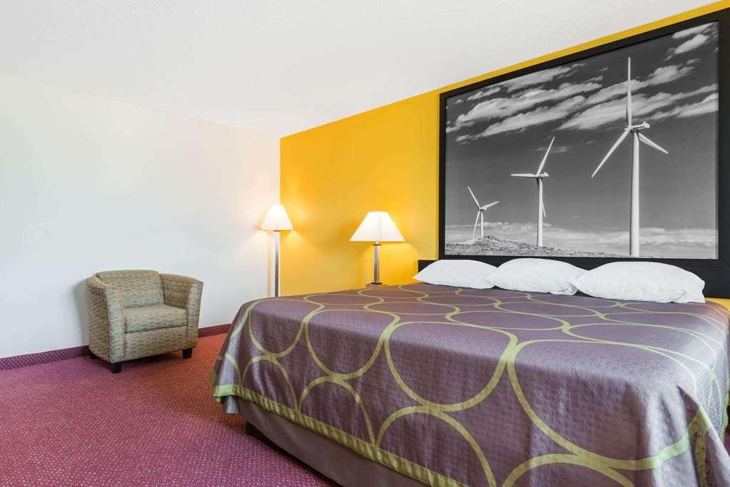 Super 8 By Wyndham Pratt Otel Oda fotoğraf