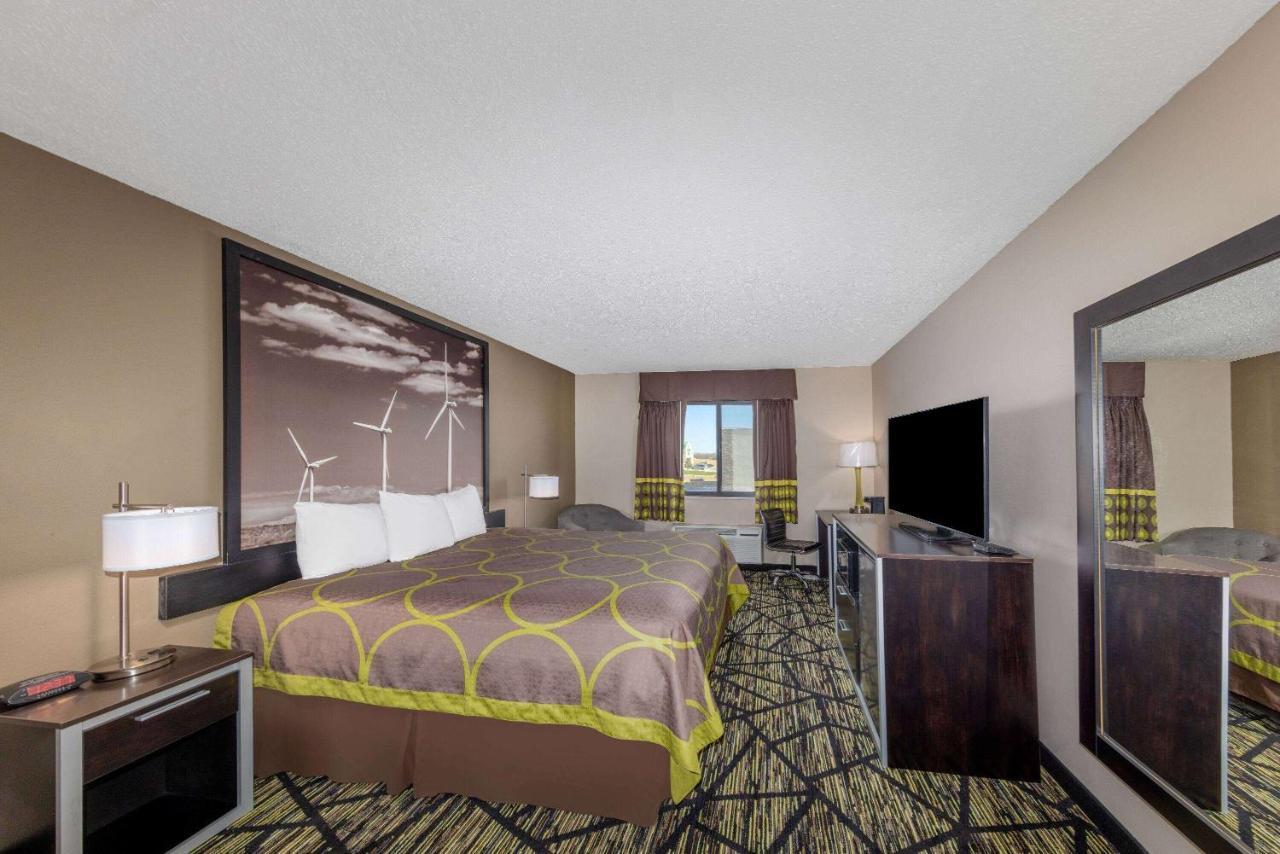Super 8 By Wyndham Pratt Otel Dış mekan fotoğraf