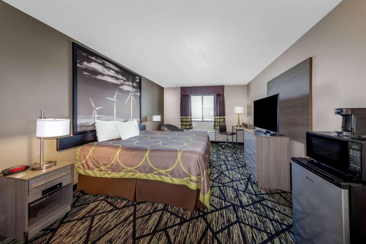 Super 8 By Wyndham Pratt Otel Dış mekan fotoğraf