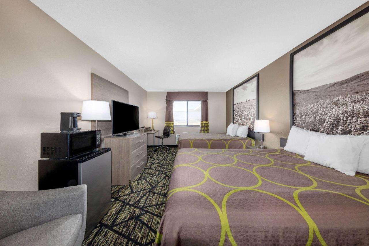Super 8 By Wyndham Pratt Otel Dış mekan fotoğraf