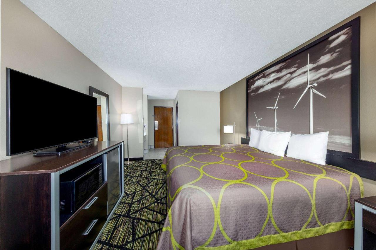 Super 8 By Wyndham Pratt Otel Dış mekan fotoğraf