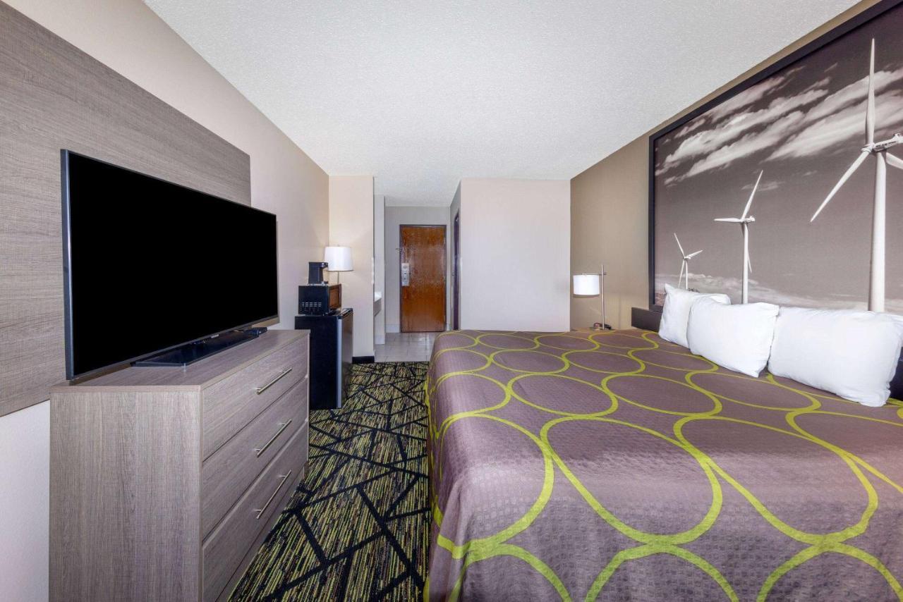 Super 8 By Wyndham Pratt Otel Dış mekan fotoğraf