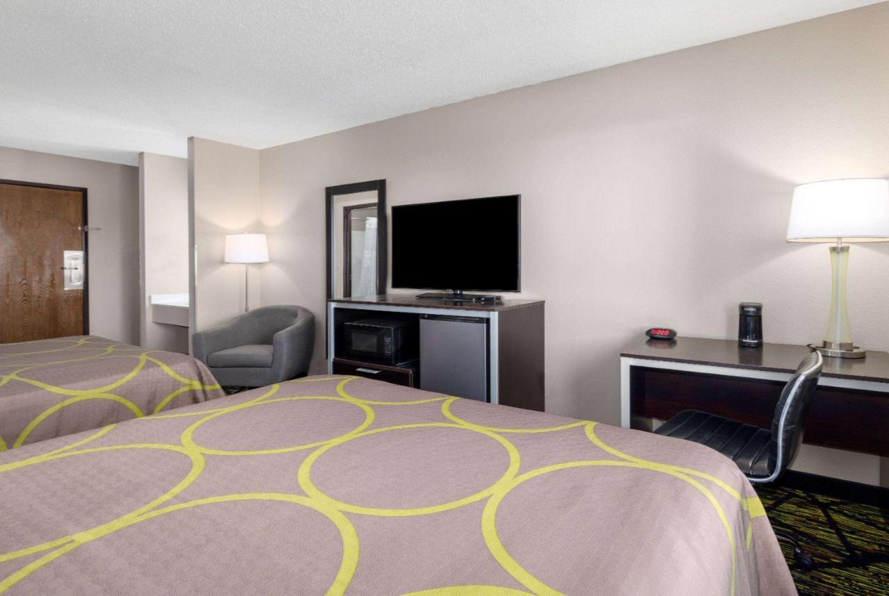 Super 8 By Wyndham Pratt Otel Dış mekan fotoğraf