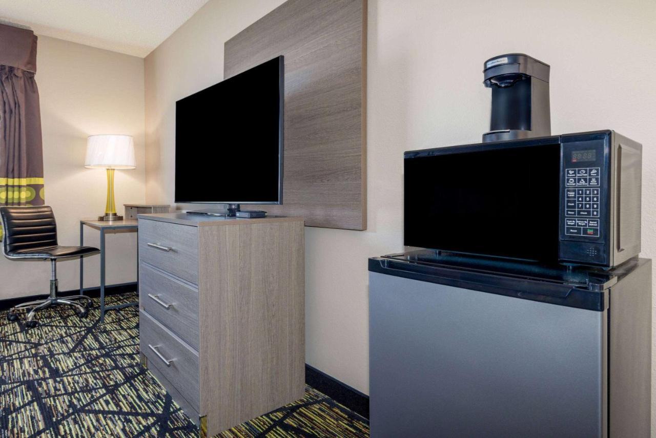 Super 8 By Wyndham Pratt Otel Dış mekan fotoğraf