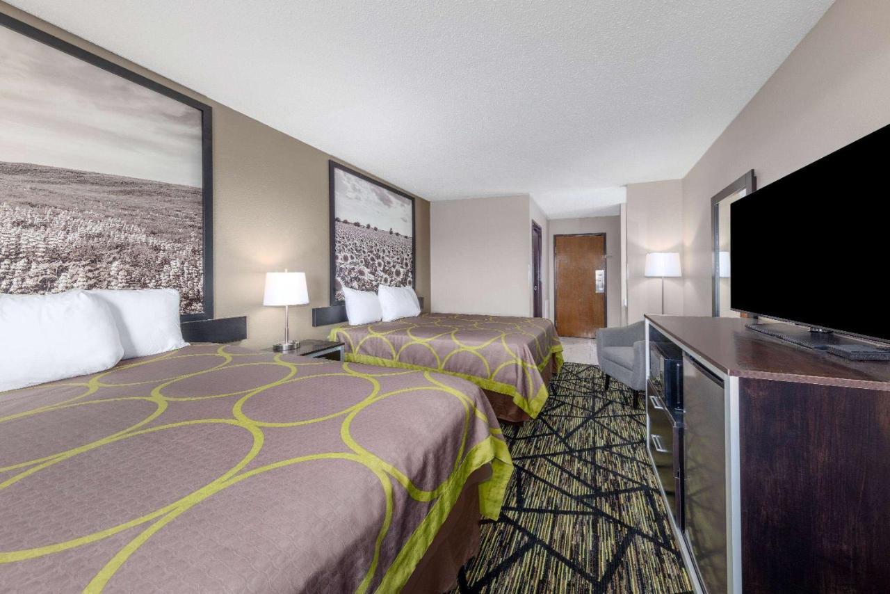 Super 8 By Wyndham Pratt Otel Dış mekan fotoğraf