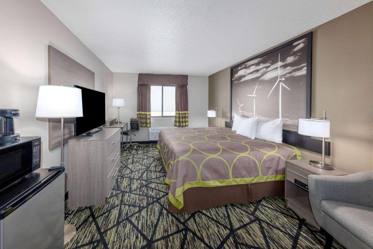 Super 8 By Wyndham Pratt Otel Dış mekan fotoğraf