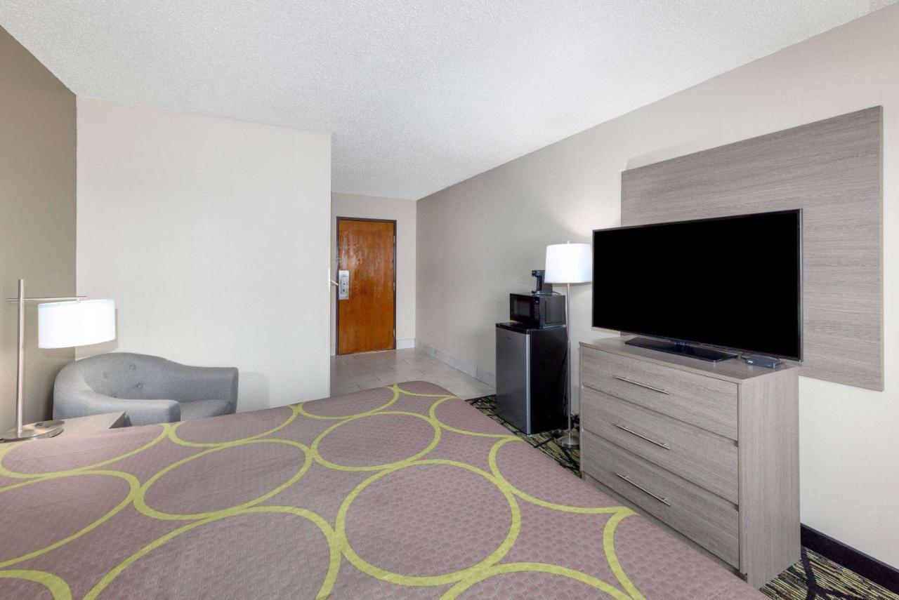 Super 8 By Wyndham Pratt Otel Dış mekan fotoğraf