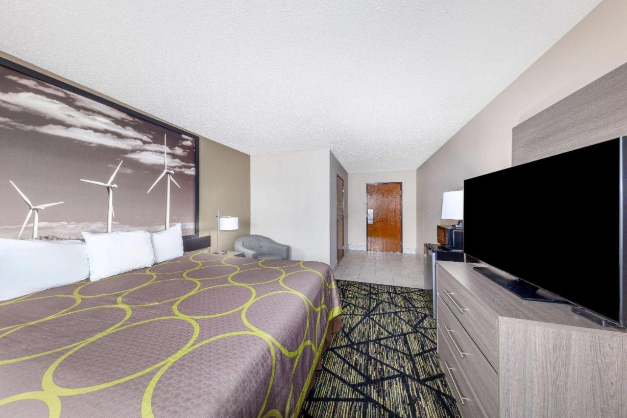 Super 8 By Wyndham Pratt Otel Dış mekan fotoğraf