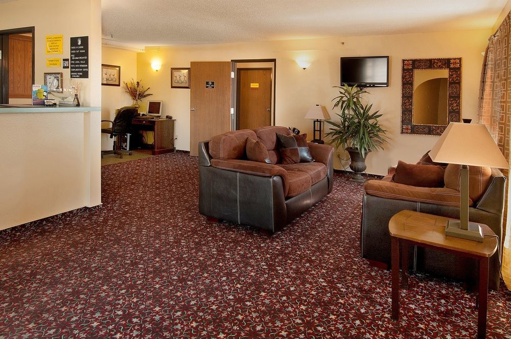 Super 8 By Wyndham Pratt Otel Dış mekan fotoğraf