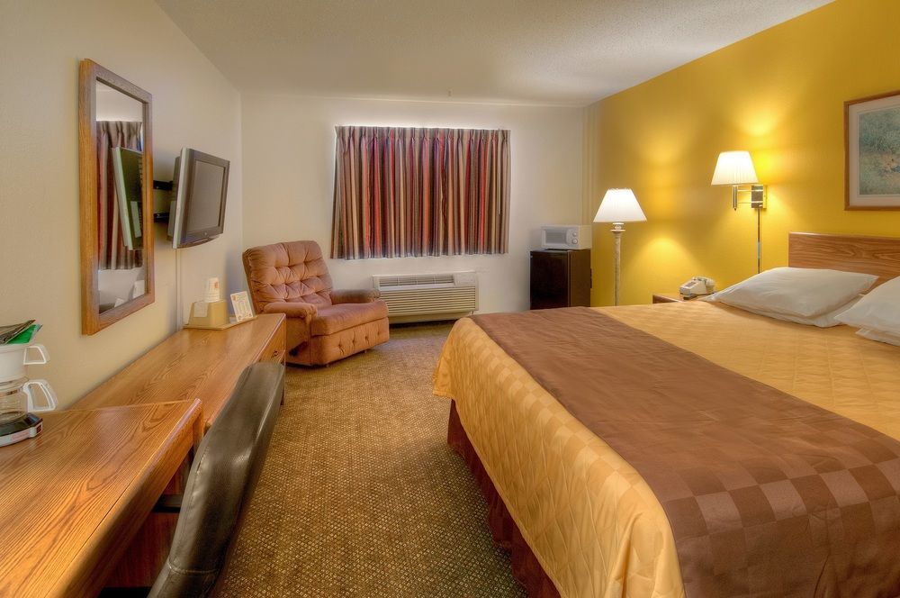 Super 8 By Wyndham Pratt Otel Dış mekan fotoğraf