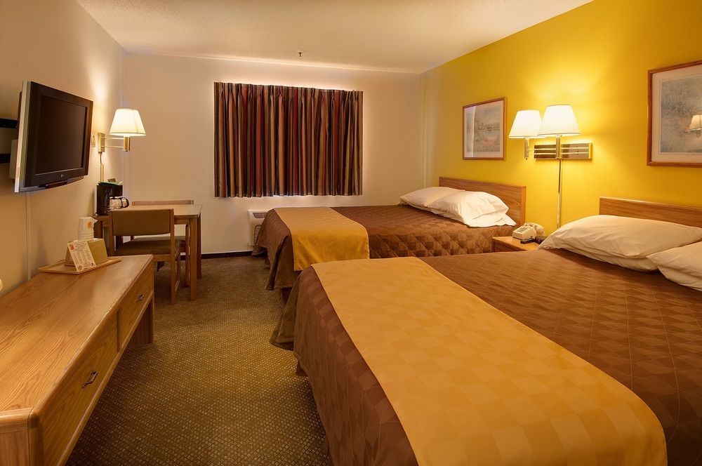 Super 8 By Wyndham Pratt Otel Dış mekan fotoğraf