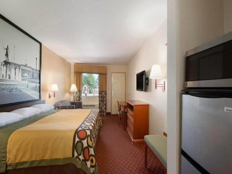Super 8 By Wyndham Pratt Otel Dış mekan fotoğraf